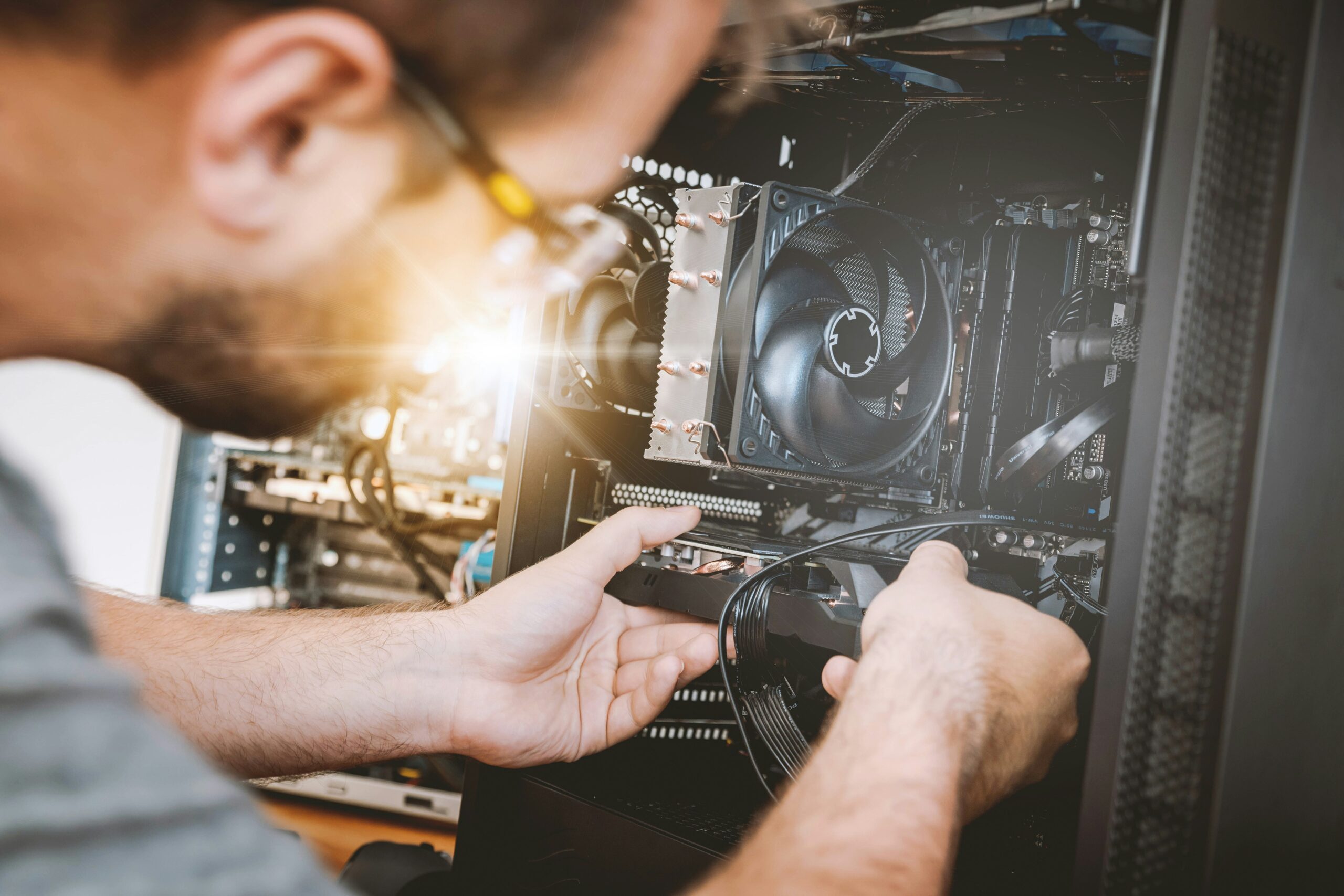 Técnico reparando computadora personal con problemas de virus y lentitud